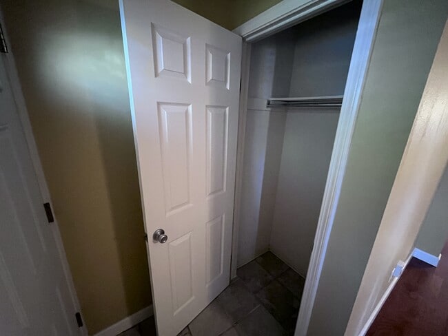 Building Photo - 188 Meadowick Dr