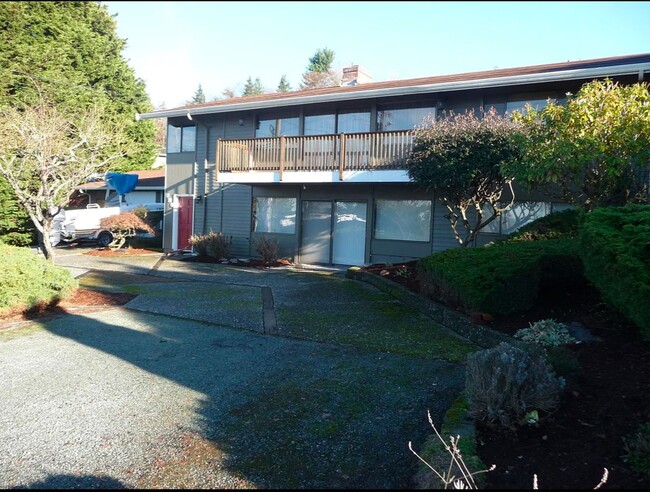 Building Photo - 2 bedroom 1 bath daylight basement unit in...