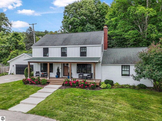 Building Photo - Late Summer Furnished Executive Extended Stay Rental on Old Mission Peninsula