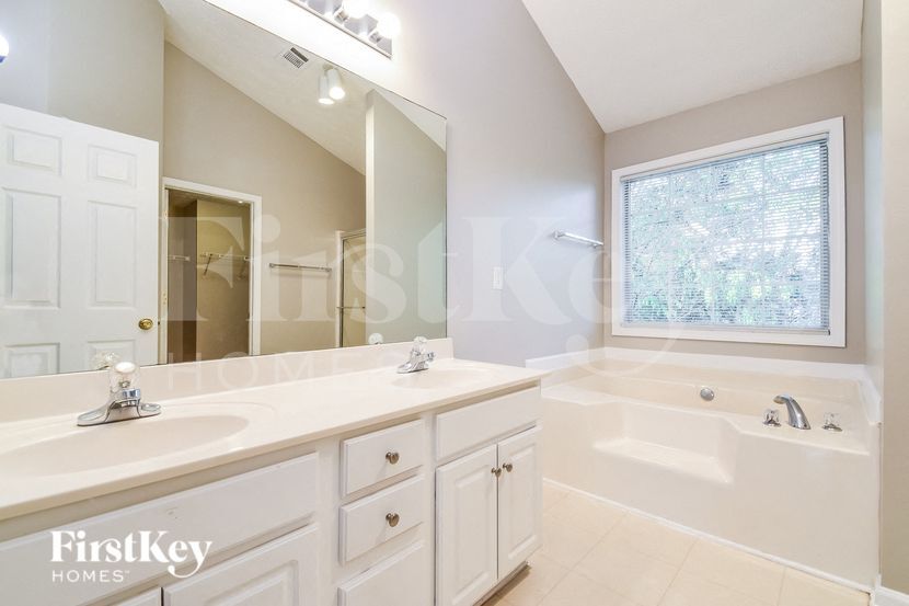 Building Photo - 821 Charles Hall Dr