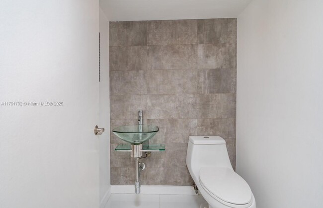 Building Photo - 540 Brickell Key Dr
