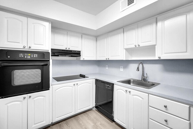 Building Photo - 100 Kings Point Dr