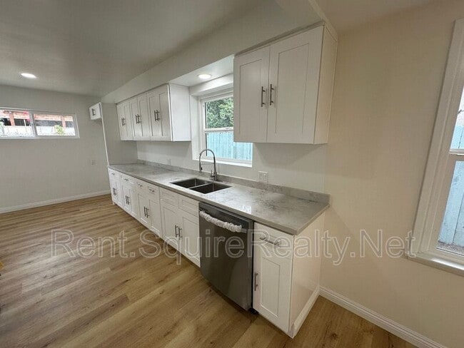 Building Photo - 747 E Benbow St