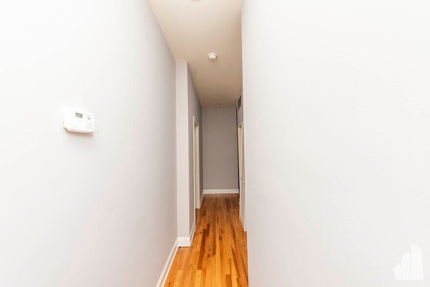 Building Photo - 1133 W Addison St