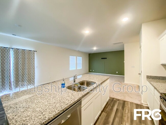 Building Photo - 300 Kenison Way
