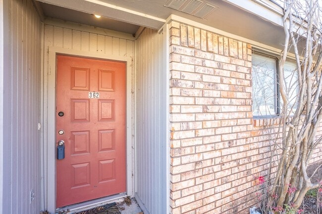 Building Photo - 362 S Stewart Ave