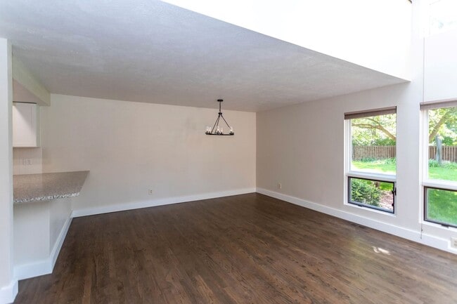 Building Photo - Beautiful Townhome in Central Colorado Springs!