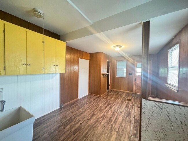 Building Photo - 617 E Main St