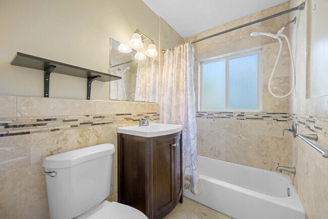 Building Photo - 1535 Plunkett St