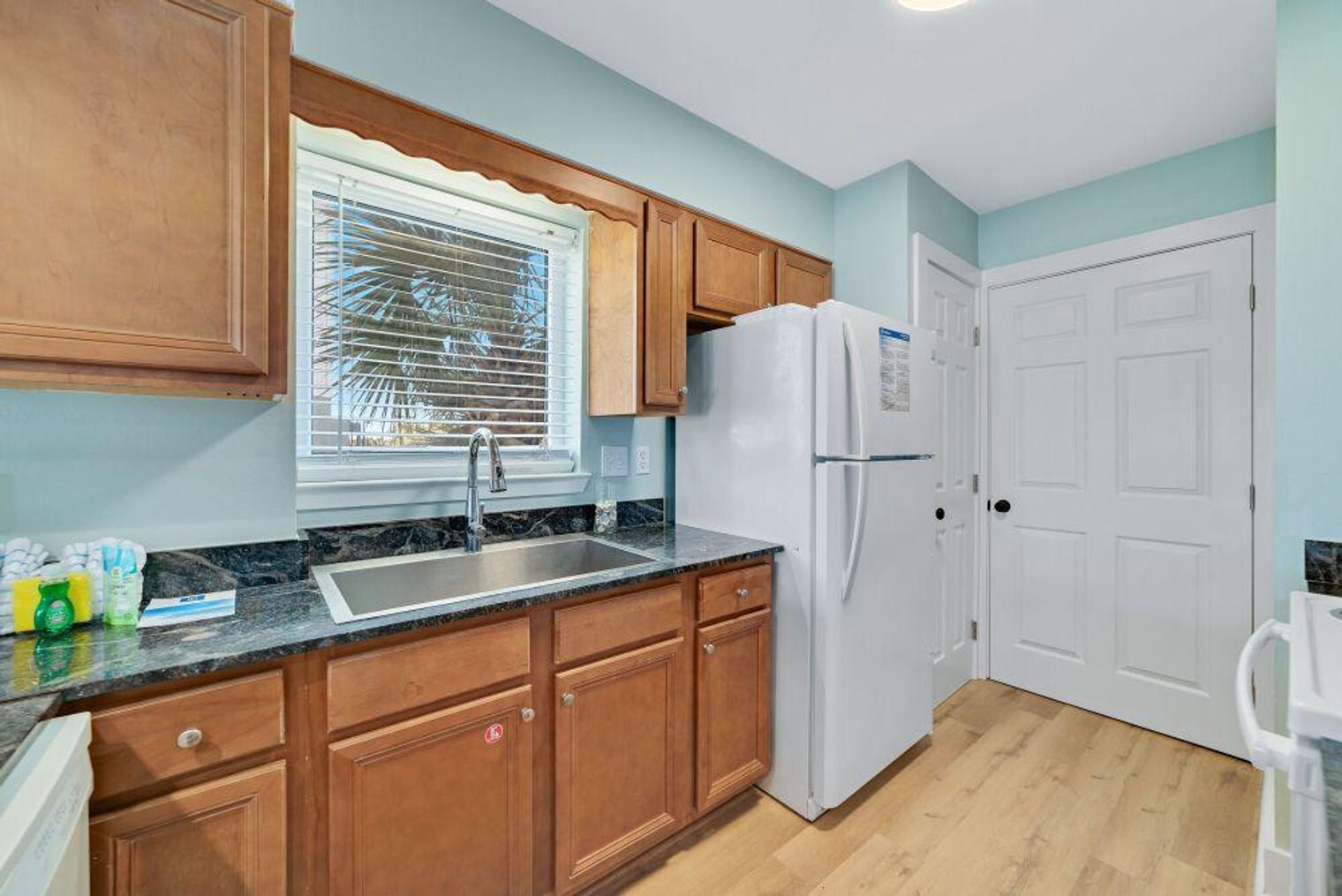 Building Photo - 409 E Beach Blvd