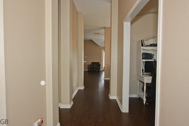 Building Photo - 511 Plantain Ln