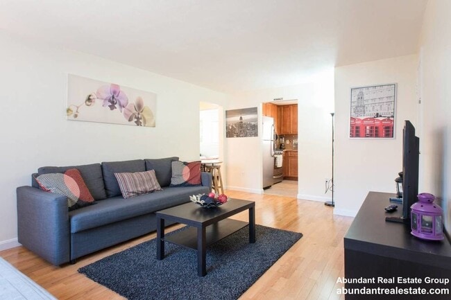 Building Photo - 17 Oxford Cir