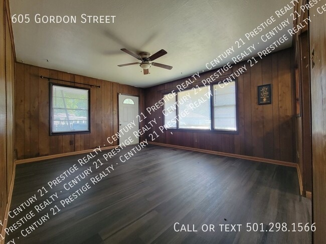 Building Photo - 605 Gordon St