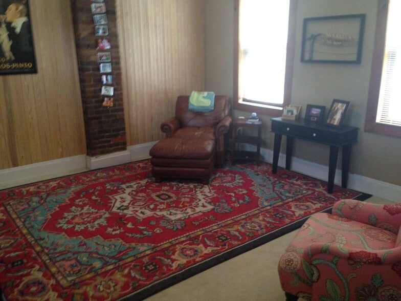 Building Photo - 586 S 9th St