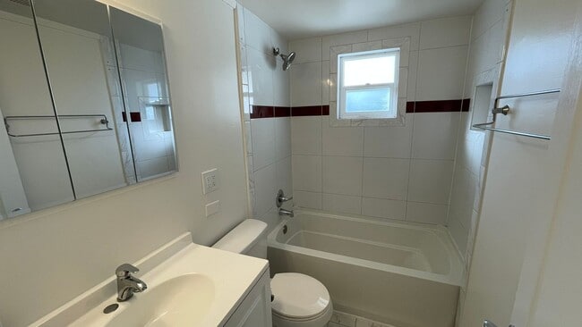 Building Photo - Beautiful 3 bedroom 2 bathroom home, updated kitchen & baths plus 1 car garage!