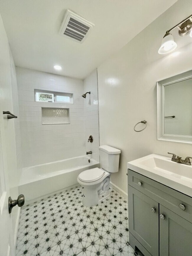 Building Photo - Van Dyke Triplex
