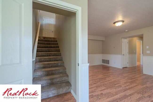 Building Photo - 5 Bedroom Pet Friendly Home! MOVE IN SPECI...