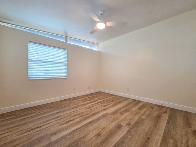 Building Photo - Beautifully Renovated 3/2 in Madison Park