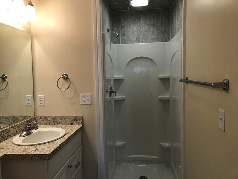 Building Photo - 128 Luton Ave SE