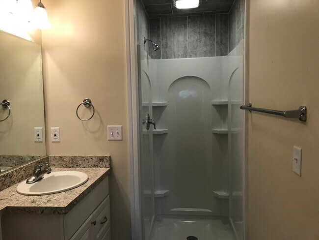 Building Photo - 128 Luton Ave SE