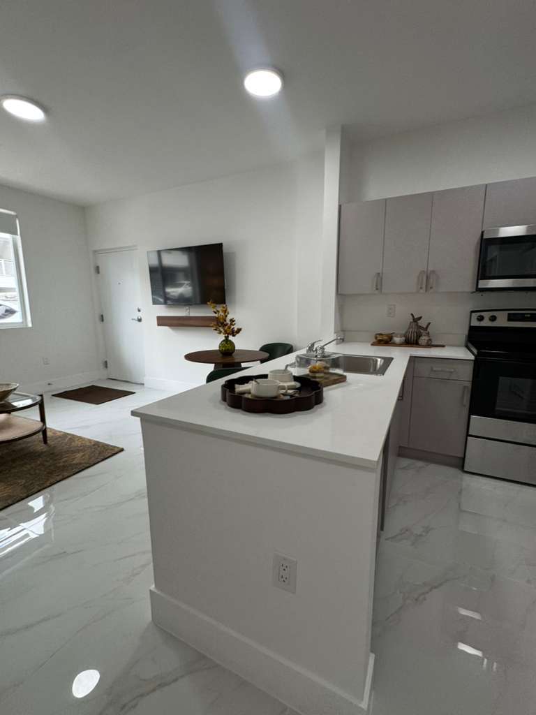 Building Photo - 943 W 67th St