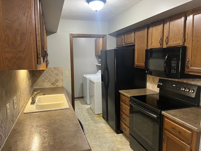 Building Photo - New listing!