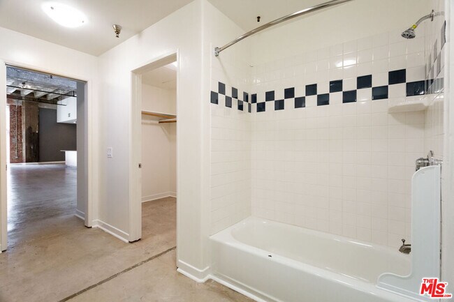 Building Photo - 711 S Olive St