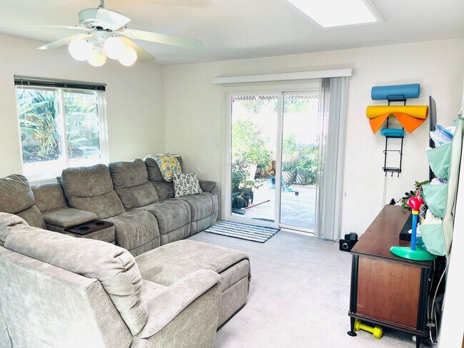 Building Photo - Updated 3 Bed / 2 Bath in Sabre Springs!!