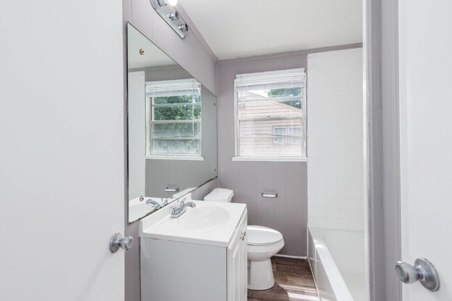 Building Photo - 208 9th Ct S