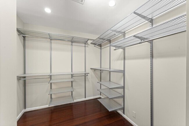 Building Photo - 25312 Plantation Dr NE