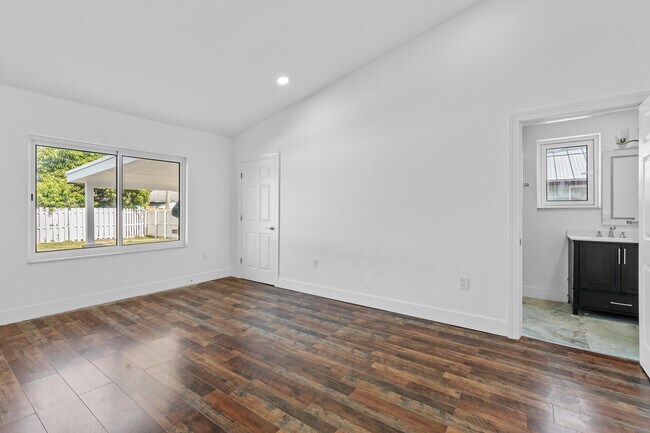 Building Photo - 2313 SE Mariposa Ave