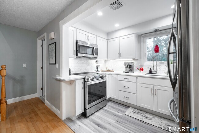 Building Photo - 410 Farmington Ave