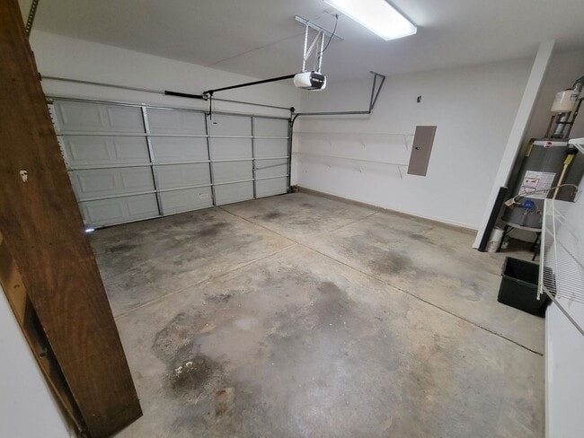 Building Photo - 4 bed, 2.5 Bath Home Available in Chartwel...