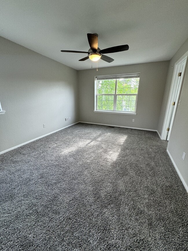 Building Photo - Beautiful End Unit Townhouse In Thornton!