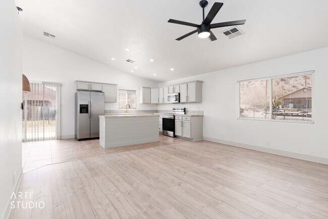 Building Photo - Beautifully Renovated 3-bedroom, 2-bathroom Home With 2-Car Garage in Beaver Dam, AZ!