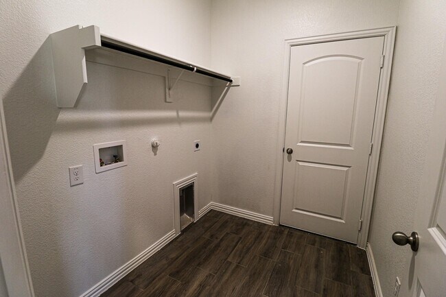 Building Photo - 504 Lakeway Ln