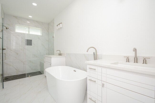 Building Photo - 426 Sikes St