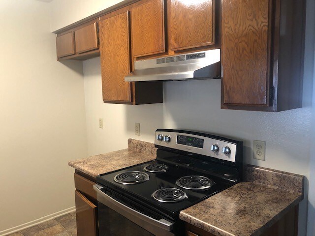 Kitchen - 1618 Grismer Ave
