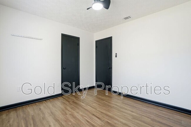 Building Photo - 703 Pineview Ct