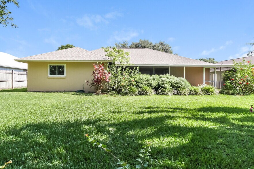 Building Photo - 4710 Glenbrooke Terrace
