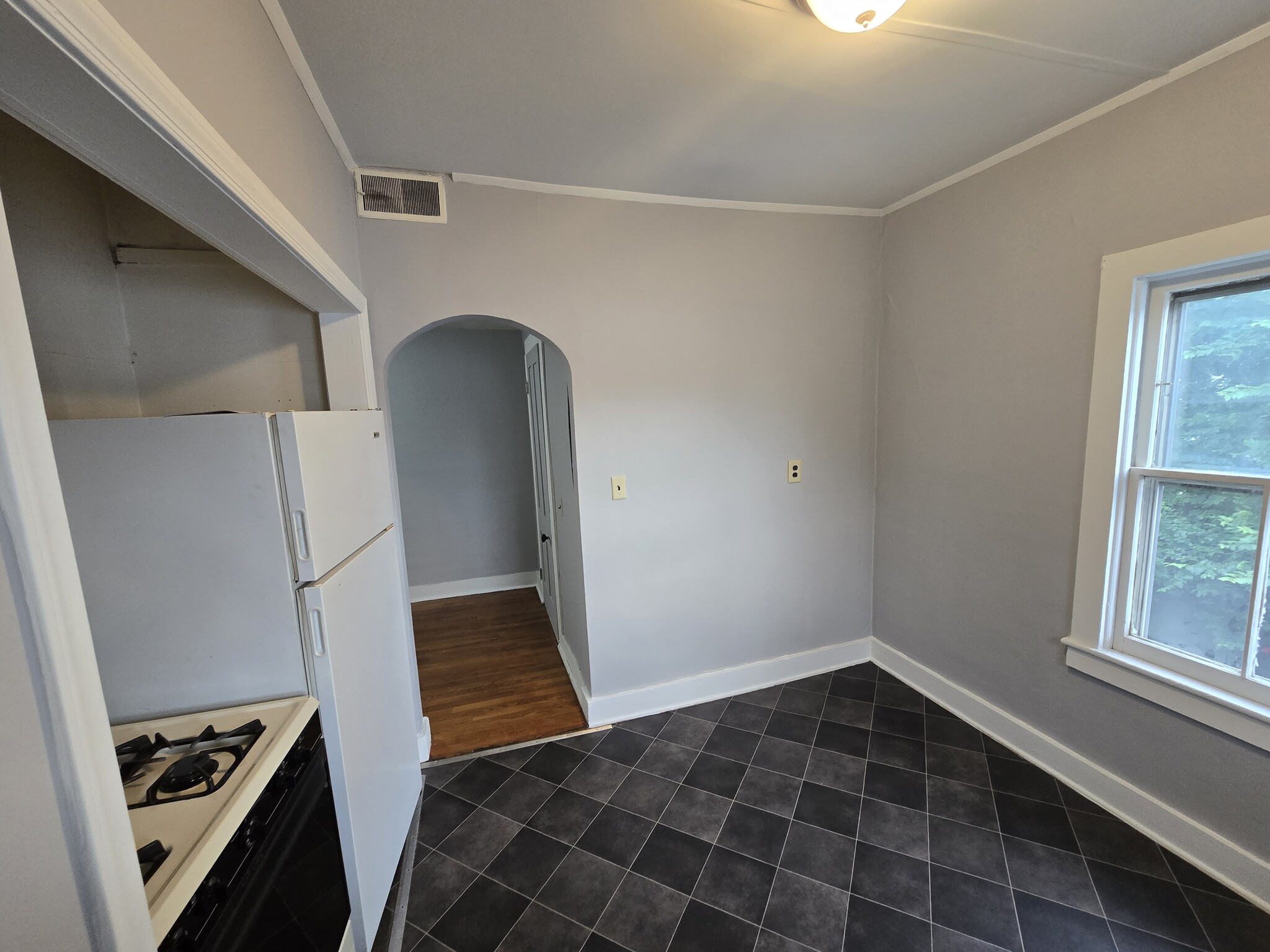 Kitchen - 221 Scottwood Ave