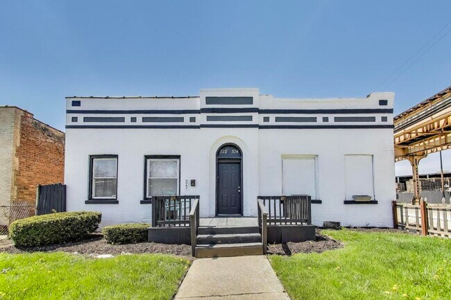 Primary Photo - 322 N Lamon Ave