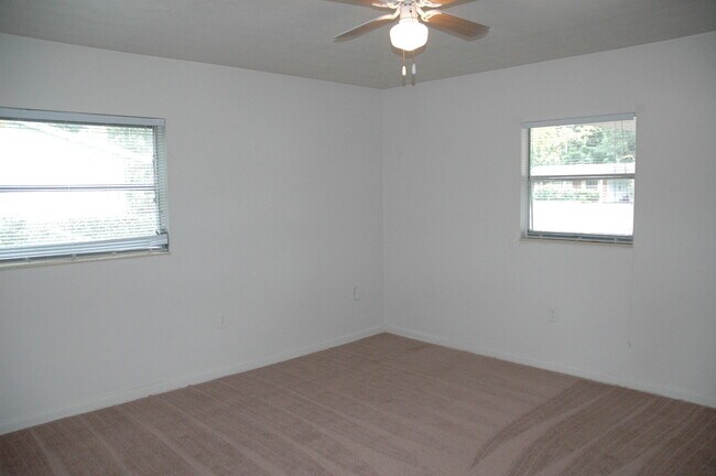 Building Photo - Available Fall 2026! 3 Bed/2 Bath House Right off of NW 34th St. Close to UF