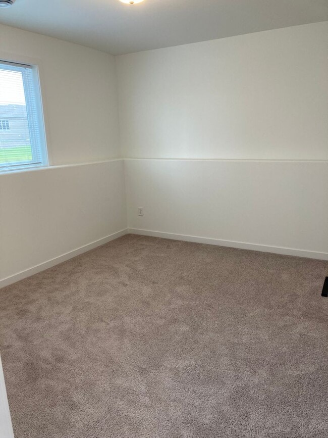 Building Photo - 4 Bed 2 Bath Single Family Home