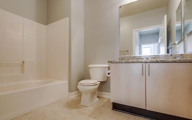 Building Photo - Beautiful & Spacious 2BD/2BA Condo - Central A/C & Heat, Washer/Dryer - Underground Parking - Gat...