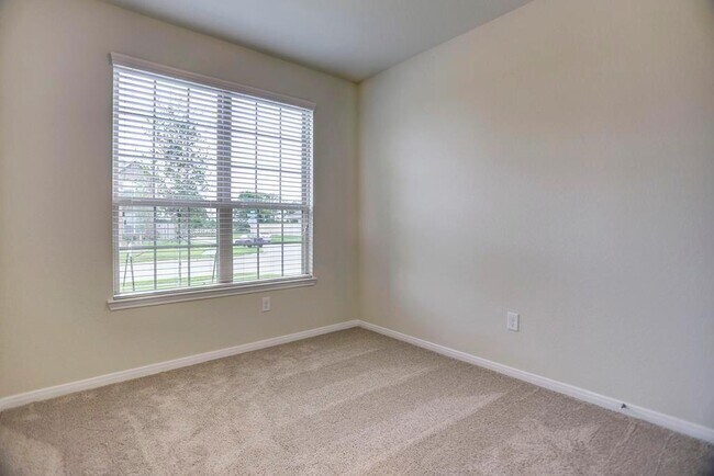 Building Photo - 24707 Royal Pike Dr
