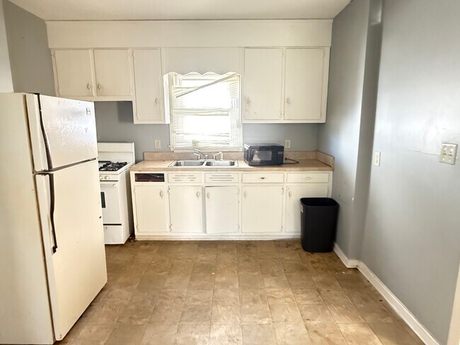 Kitchen - 400 Farrar St