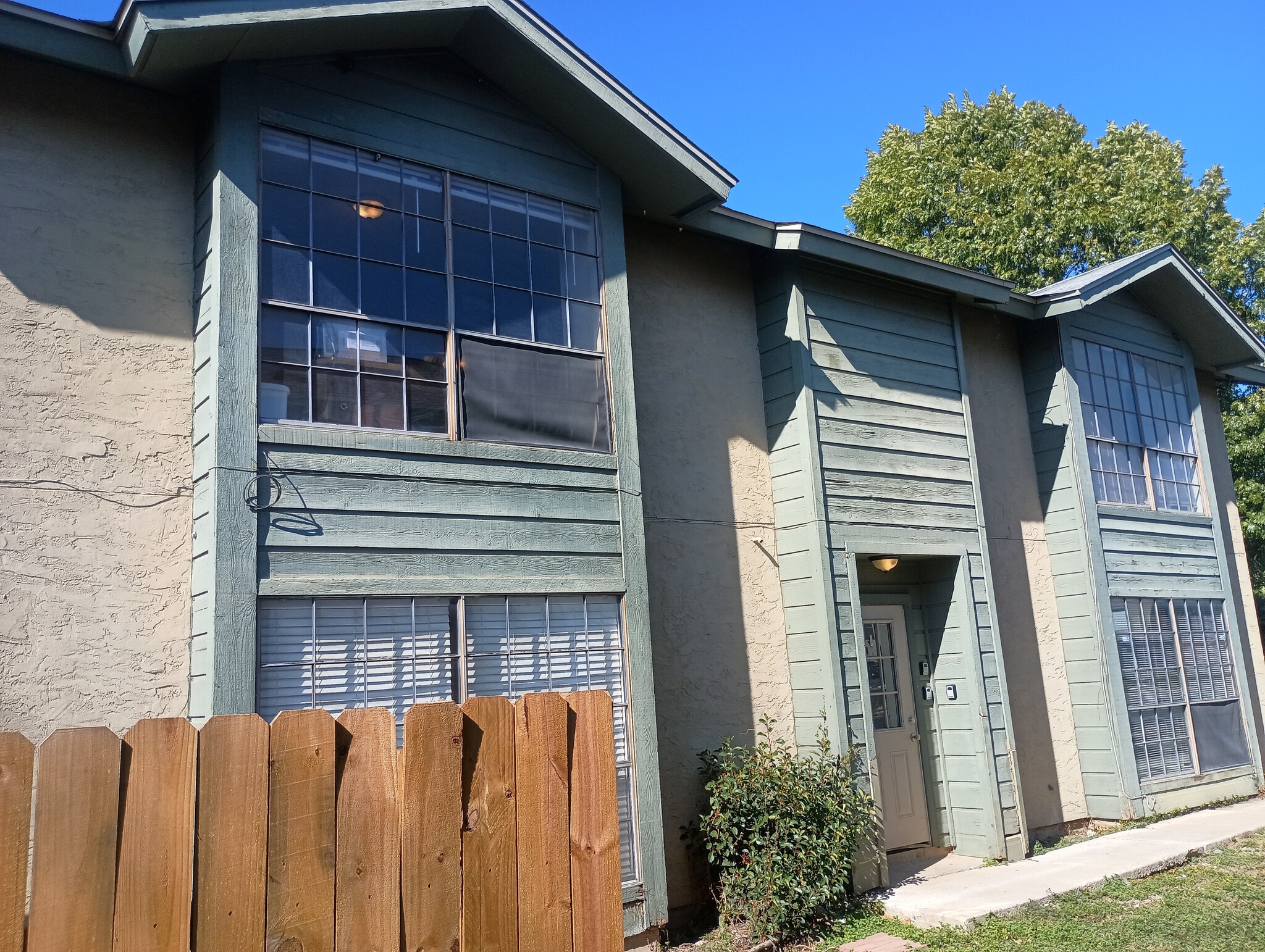 Building Photo - Room in Apartment on Starcrest Dr
