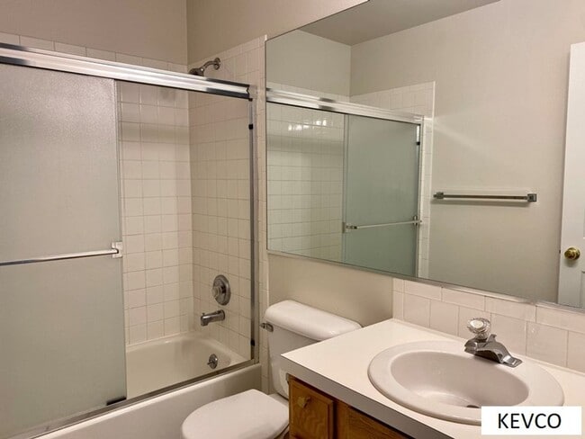 Building Photo - Spacious Townhouse with Central AC