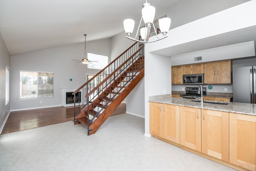 Building Photo - 841 E Manor Dr